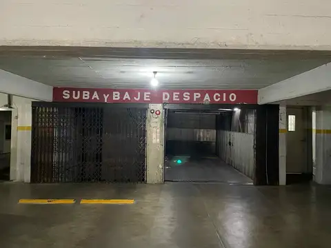 En Venta COCHERA FIJA Y CUBIERTA ASCENSOR - FLORES