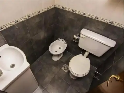 Casa 7 ambientes con 2 baños