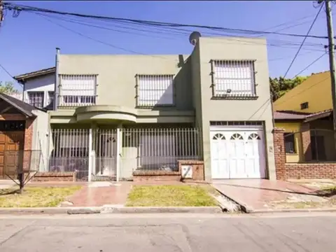 Casa en venta - 4 Dormitorios 2 Baños - Cocheras - 260Mts2 - Villa Santos Tesei, Hurlingham