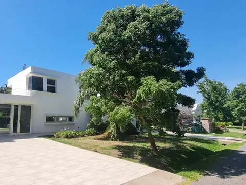 Casa 5 ambientes con 4 baños