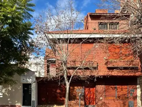 Casa en venta con 4 habitaciones y cochera