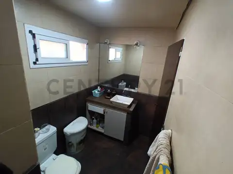 CASA 2 AMBIENTES EN REMEDIOS DE ESCALADA CON LOSA Y COLUMNAS PARA AMPLIAR.