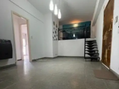 EXC 3 AMBIENTES Y ESCRITORIO AL FRENTE BALCÓN Y PATIO CT-FRENTE RECICLADO BAÑO Y COC. BAJAS EXP $900