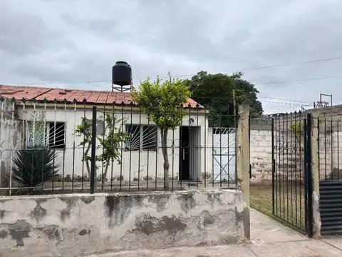 SE VENDE CASA - Bª 11 DE MAYO, ZONA NORTE, 3 AMB.