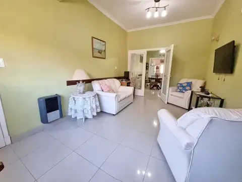 Chalet 4 amb. con garage y quincho - Santiago del Estero y Av. Paso