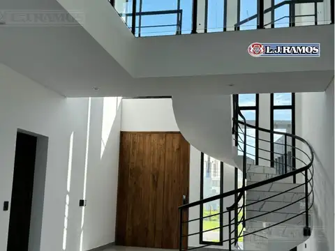 Casa 6 ambientes con 4 baños