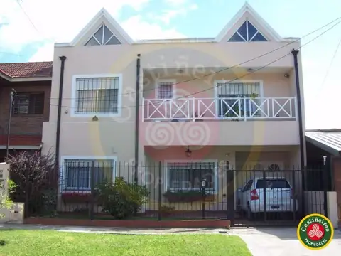 Venta - Chalet con piscina de material - 4 dormitorios y 4 baños   APTA CREDITO   Permuta