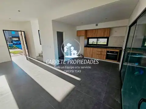 Casa en venta en 2 plantas. 4 ambientes. Barrio Santa Elisa. Pilar del Este