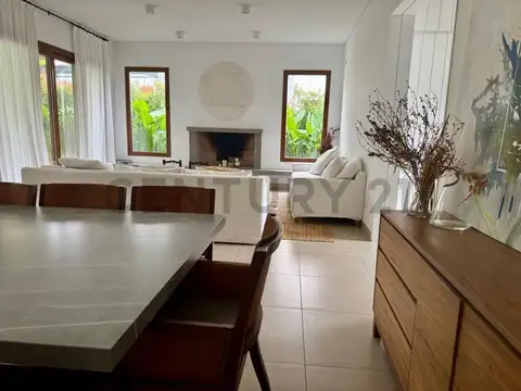 Casa 4 ambientes con 2 baños