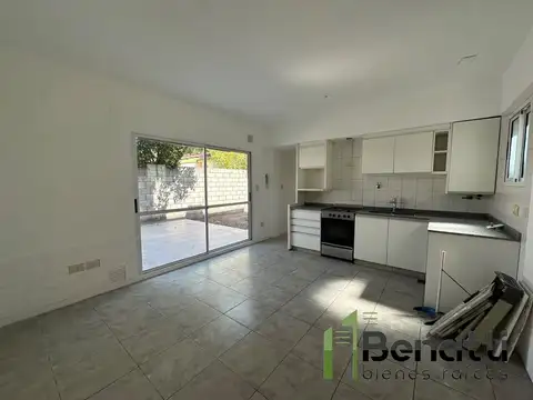 Departamento 2 ambientes en planta baja al fondo. Con patio