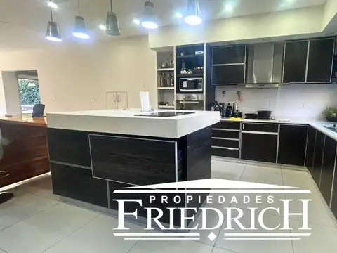 Casa en Venta con 5 cocheras