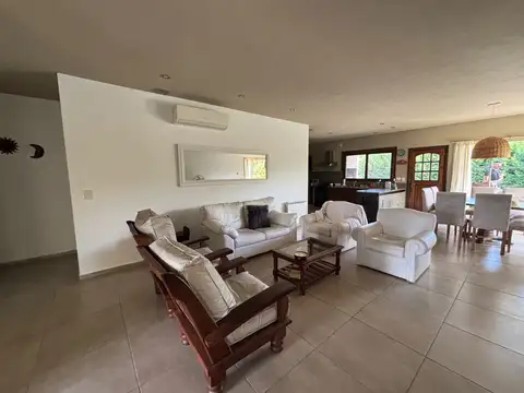 Casa en Alquiler Temporal con 4 cocheras