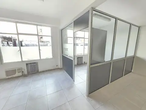 Oficina 8 ambientes con 2 baños