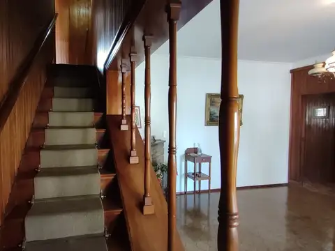 VENTA CASA 5 AMBIENTES BURZACO