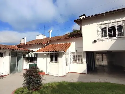 VENTA CASA 5 AMBIENTES BURZACO