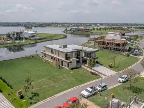 Casa 6 ambientes con 5 baños