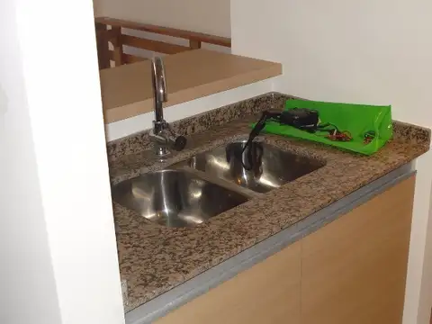 "EDIFICIO CON PILETA"..  Y SOLARIUM....   1 AMBIENTE AL  FRENTE CON BALCÓN, BAÑO COMPLETO Y VESTIDOR