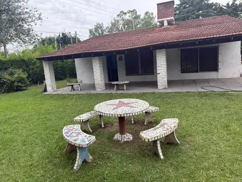 Casa quinta de dos ambientes, más quincho completo cubierto, parrilla, piscina y amplio parque