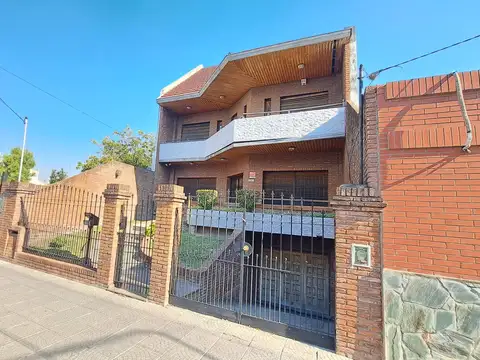 Casa en Venta con 2 cocheras