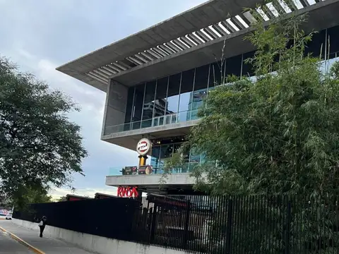 Oficina en Alquiler con 2 cocheras