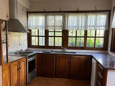 Casa 5 ambientes con 3 baños