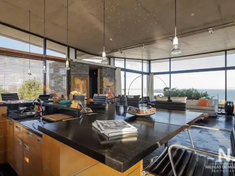 Iluminada y amplia casa en venta El Chorro