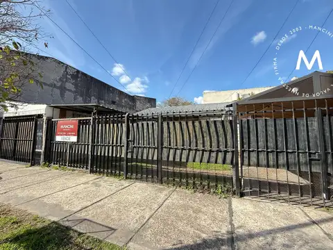 Casa multifamiliar en venta de 10 ambientes con patio y cochera - Villa Ballester