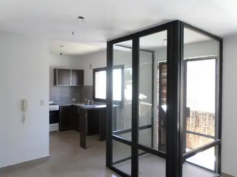 AMPLIO Y LUMINOSO - MUY BUENA UBICACIÓN  - 3 AMBIENTES  CON COCHERA