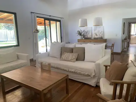 Casa en Alquiler con 2 cocheras