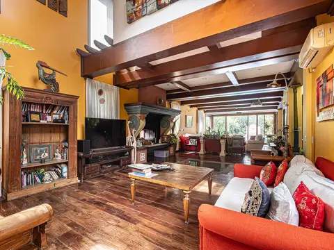 Casa en Alquiler con 2 cocheras