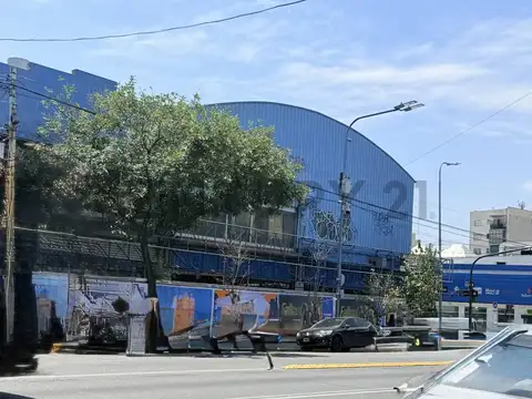 LOCAL EN ALQUILER 688 m2 EN IMPORTANTE ESQUINA