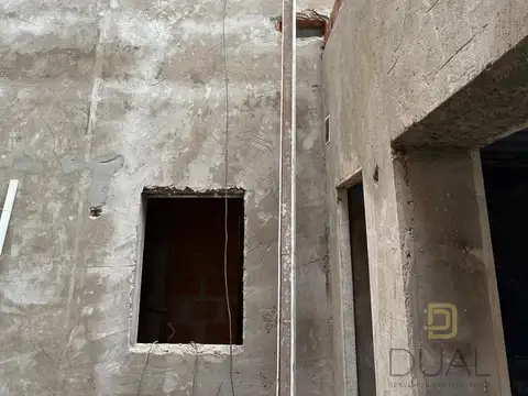 VENTA CASA DE PASILLO 3 DORMITORIOS COCHERA PATIO Y TERRAZA EN BARRIO ABASTO