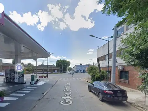 CASA DE 3 DORMITORIOS EN PLANTA BAJA. LOCAL COMERCIAL EN ESQUINA Y 2 MONOAMB. OPORTUNIDAD 