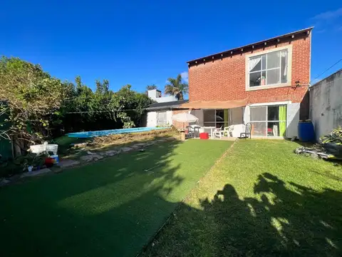 CASA EN VENTA LA PLATA 2 DORMITORIOS CON JARDIN