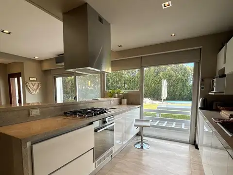 Casa dos plantas - Barrio Privado Los Troncos