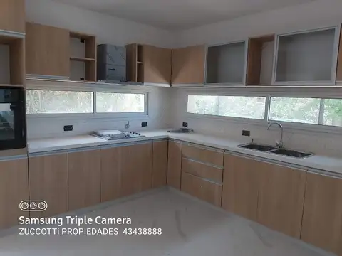 Casa en Venta con 3 cocheras