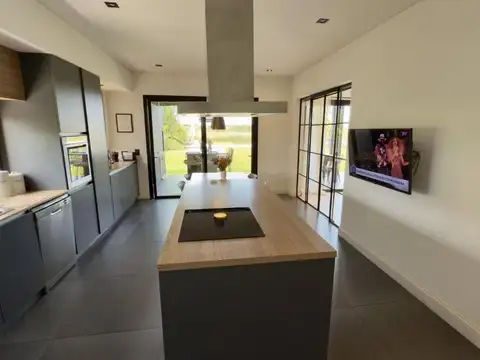 Casa en Venta con 2 cocheras