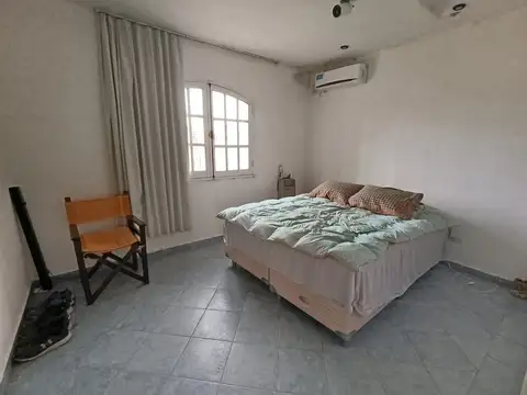 Casa 8 ambientes con 2 baños