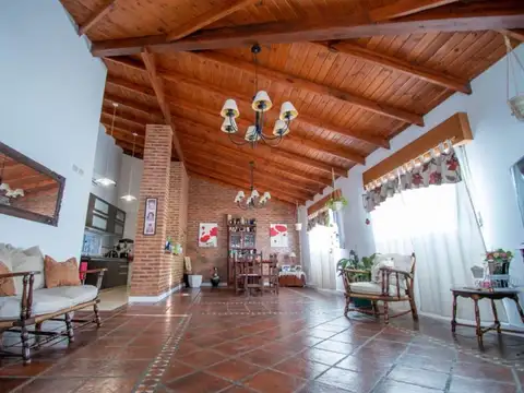 CASA  3 DORMITORIOS-PATIO -COCHERA