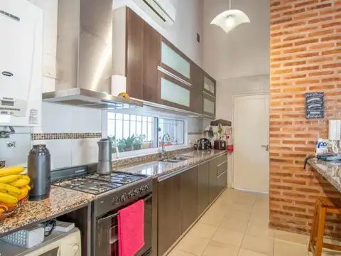 Casa 5 ambientes con 2 baños