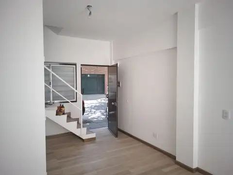 Depto Tipo Casa en Alquiler de 3 ambientes
