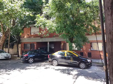 Duplex en Florida. Acceso deirecto desde la calle con espacio guardacohe.