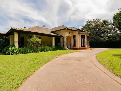 Casa 8 ambientes con 4 baños