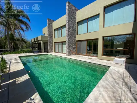 Casa en venta en Abril club de Campo Hudson Berazategui, fondo golf