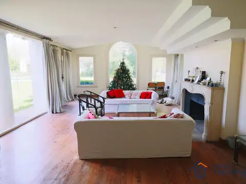 Espectacular Casa - quincho-cancha de tenis y paddle