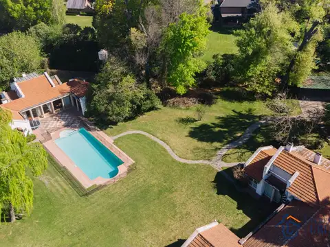 Lote de 4000m con casa de 560 m2 - cancha de tenis y de paddle -Teresa Urdapilleta Propiedades-