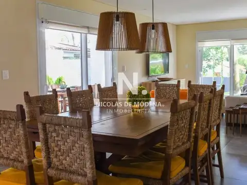 Excelente casa de dos plantas reciclada en zona comercial!