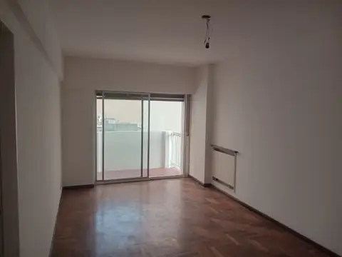 Buen depto en semipiso al fte, de 3 amb c/dep de serv, baño ppal y toilette, en excelente ubicación.