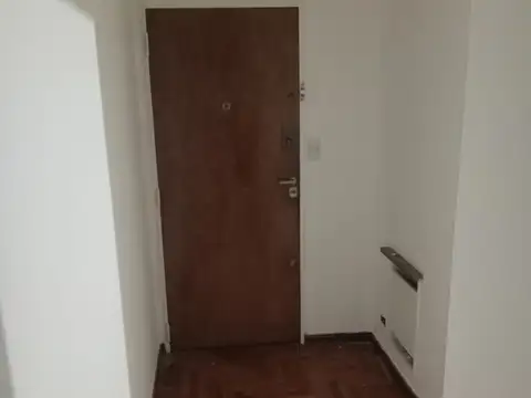 Buen depto en semipiso al fte, de 3 amb c/dep de serv, baño ppal y toilette, en excelente ubicación.