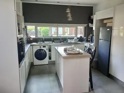 Casa 5 ambientes con 2 baños